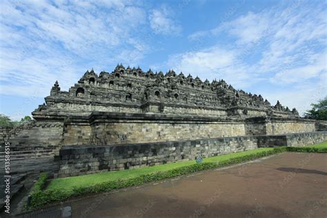 The Sailendra Dynasty's Construction of Borobudur Temple: A Monumental Act of Buddhist Faith and Royal Propaganda